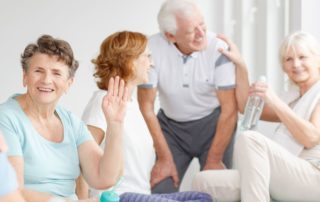 Eine Gruppe fröhlicher älterer Menschen