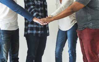 Hände bilden ein Netzwerk