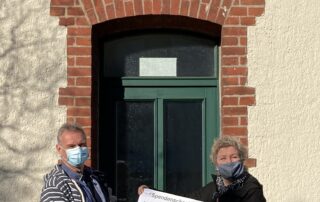 Spendenübergabe vor der Notunterkunft